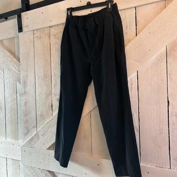 Vuori Black women’s jogger Pants with zip pockets - Picture 2 of 6